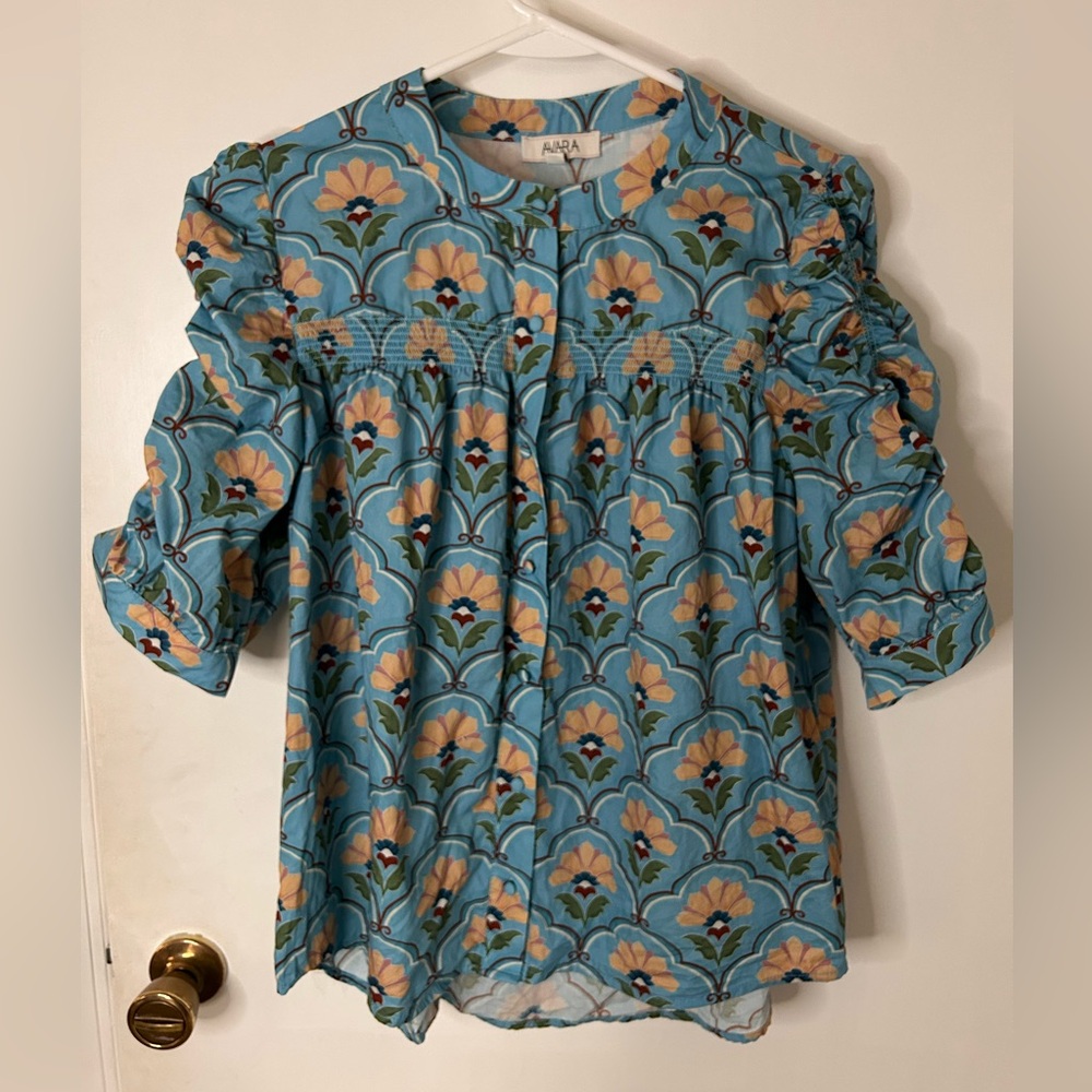 AVARA BLUE COTTON FLORAL RUCHED SHORT SLEEVE TOP SIZE MEDIUM
